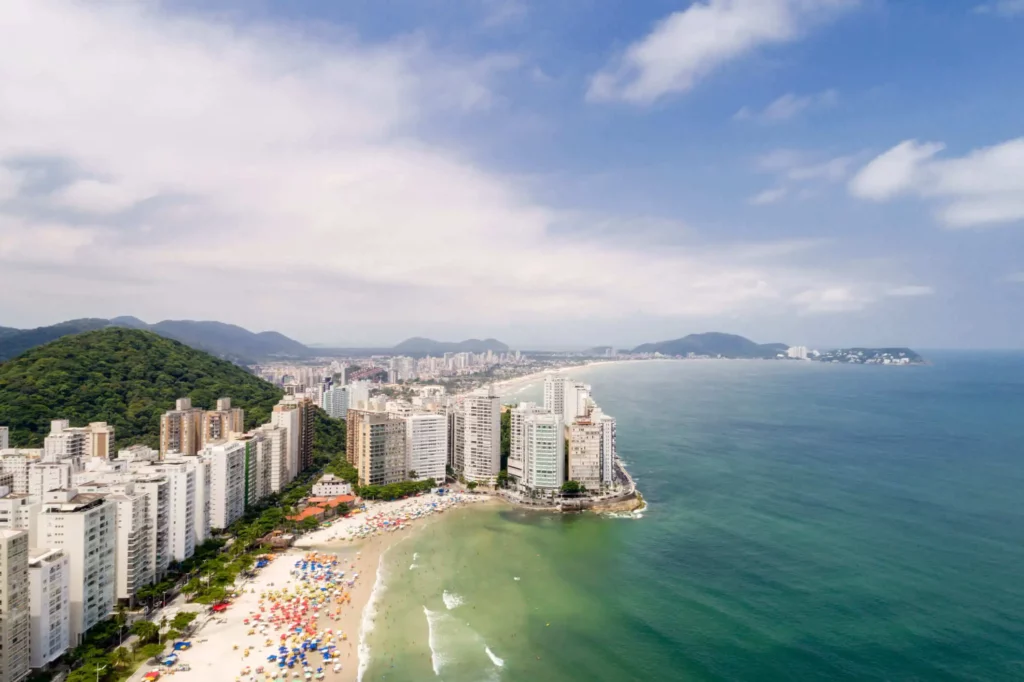 Imagem aérea da praia de Pitangueiras, no Guarujá, para ilustrar matéria sobre IPTU caro no Brasil