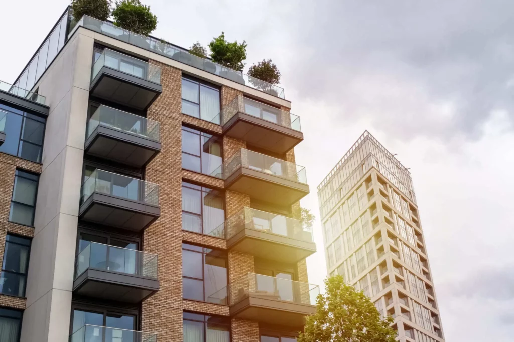 Imagem de apartamentos urbanos contemporâneos com vegetação no último piso para ilustrar matéria sobre o IPTU mais caro do Brasil