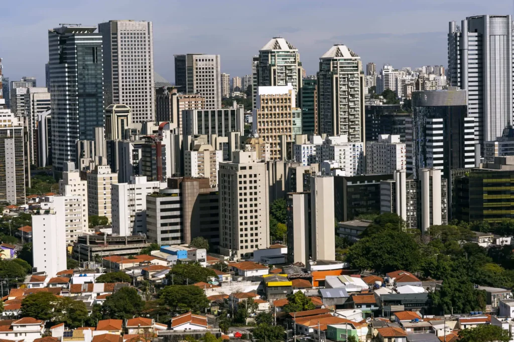 Imagem panorâmica de prédios e casas em bairro residencial para ilustrar matéria sobre a melhor cidade de São Paulo para morar