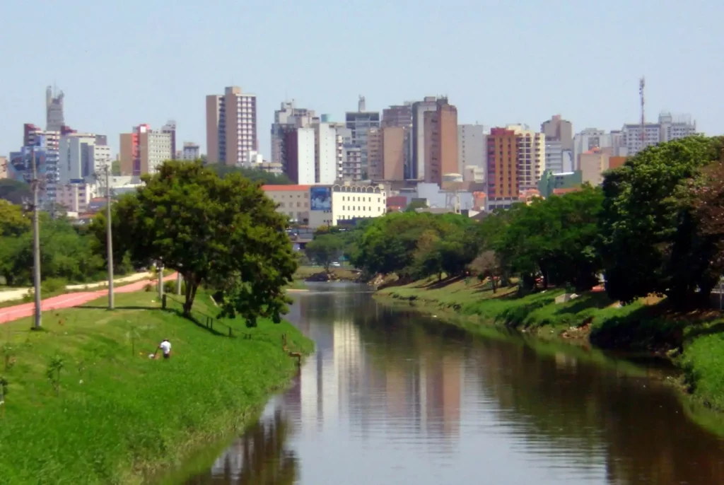 Vista do rio sorocaba, com vista dos prédios da cidade ao fundo
