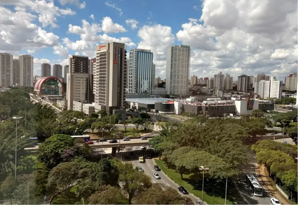 Imagem panorâmica de prédios, árvores e avenidas na região para ilustrar matéria sobre a melhor cidade de São Paulo para trabalhar