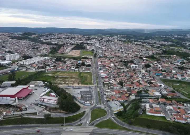 Imagem aérea de bairro arborizado com vista para propriedades residenciais para ilustrar matéria sobre melhores bairros de Votorantim