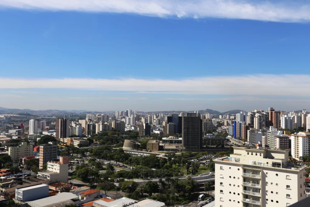 Imagem da vista aérea de Santo André, em São Paulo, mostra prédios em um dia ensolarado