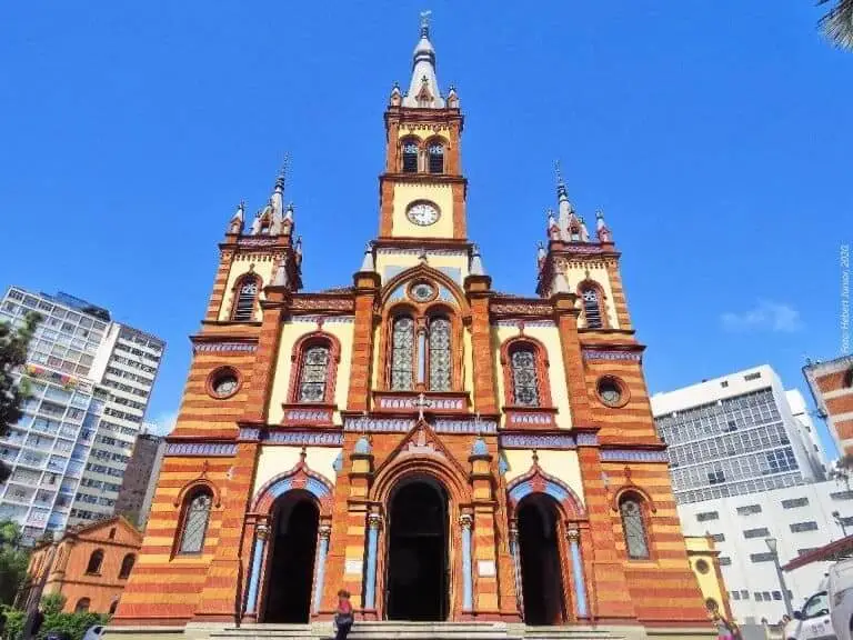 Imagem da fachada de entrada da Igreja São José, em Belo Horizonte