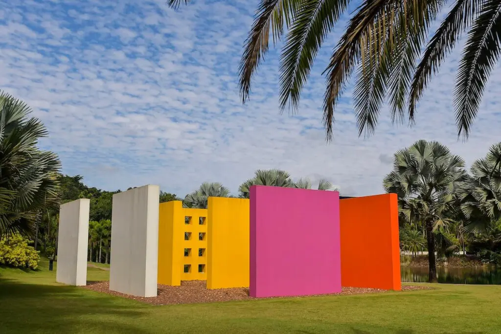 Imagem de uma exposição do Instituto Inhotim, em Brumadinho, Minas Gerais