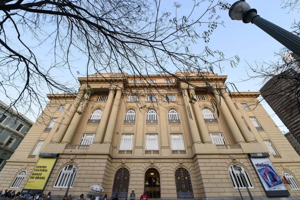 Imagem da fachada principal do Centro Cultural Banco do Brasil, em Belo Horizonte