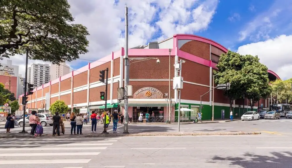 Foto mostra a fachada de uma das laterais do Mercado Central de Belo Horizonte