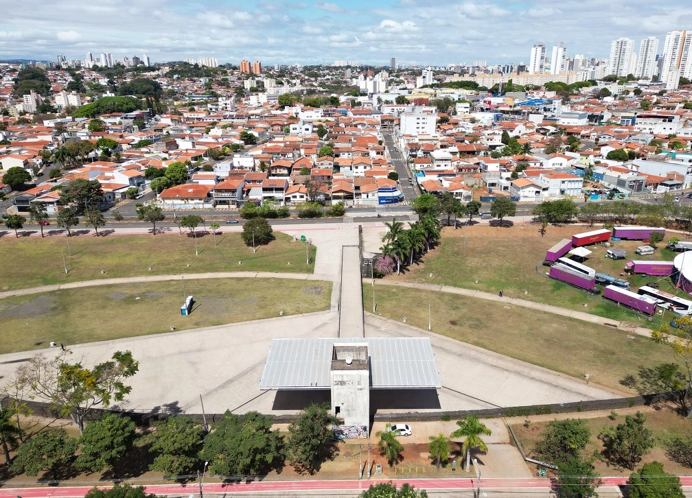 Imagem da vista aérea da Praça Arautos da Paz, em Campinas