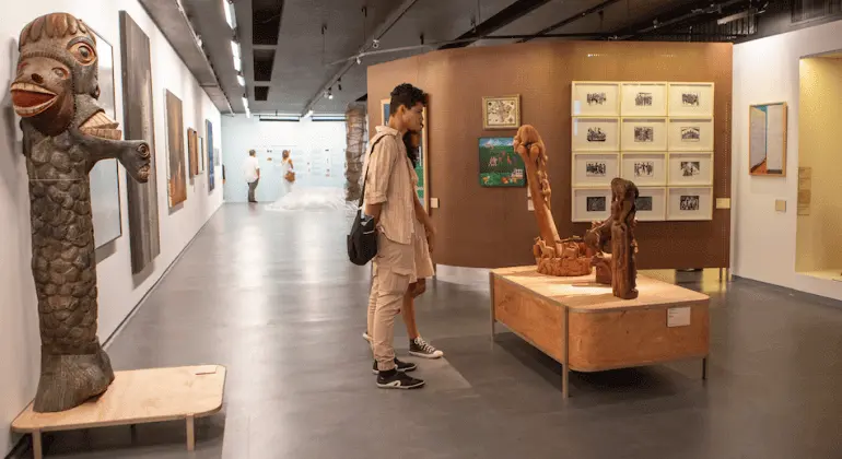 Imagem de um visitante observando uma exposição na Casa FIAT de Cultura, em Belo Horizonte