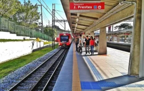 Foto que ilustra matéria sobre a Estação Barueri mostra a plataforma com um trem parado e pessoas circulando (Foto: Wikimedia Commons)