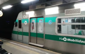 Foto que ilustra matéria sobre a Estação Osasco mostra um trem da ViaMobilidade parado na plataforma (Foto: Wikimedia Commons)