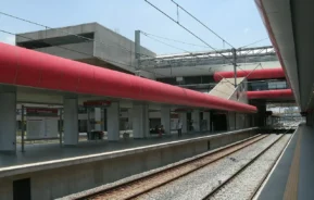 Foto que ilustra matéria sobre a Estação Tamanduateí mostra os trilhos da plataforma vazia em um dia ensolarado (Foto: Wikimedia Commons)