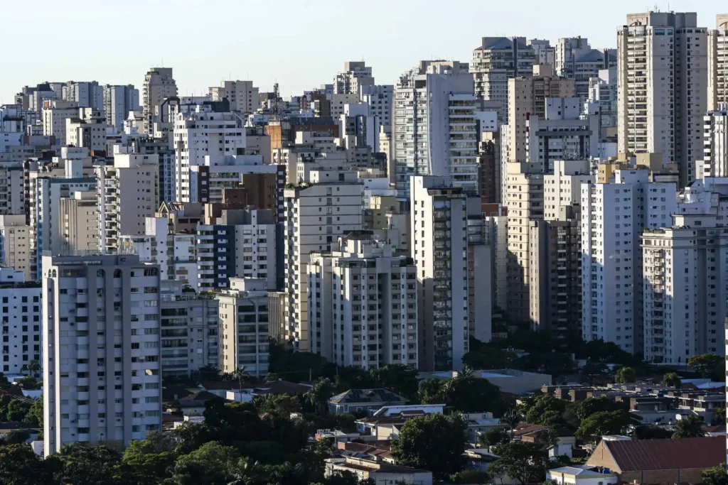 Imagem da vista aérea do bairro Brooklin, em São Paulo, mostra prédios da região para ilustrar matéria sobre os bares rooftop em SP