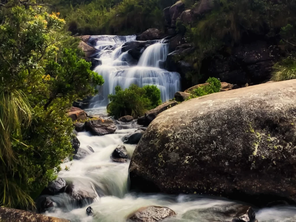 Imagem de uma cachoeira para ilustrar matéria sobre cidade com cachoeira em Minas Gerais