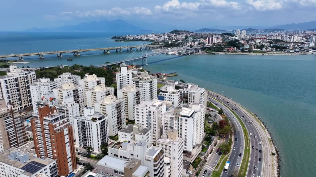 Imagem aérea de prédios residenciais de diferentes tamanhos cercados por mar em Florianópolis para ilustrar matéria sobre as cidades com mais prédios do Brasil