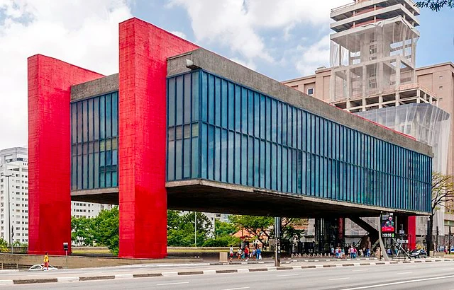Imagem da fachada externa do MASP, em São Paulo