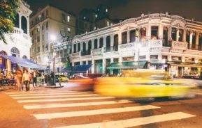 Foto que ilustra matéria sobre bairro boêmio mostra uma rua da Lapa, no Rio de Janeiro, à noite (Foto: Getty Images)