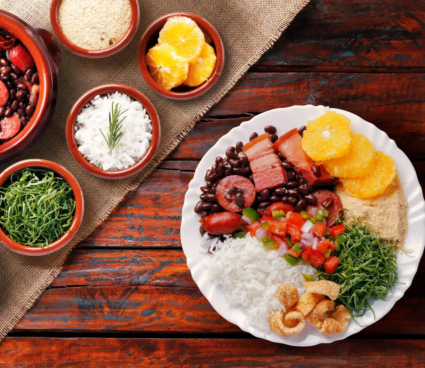 É comum que as rodas de samba do Rio de Janeiro sirvam feijoada durante o evento