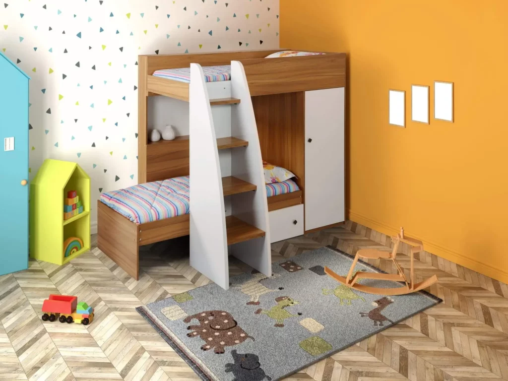 Imagem de um quarto modulado com beliche de madeira, roupa de cama listrada colorida, escada, armário embutido, prateleira de brinquedos, trem de brinquedo, cavalo de balanço, tapete de animais e paredes amarelas, azuis e brancas com padrões lúdicos