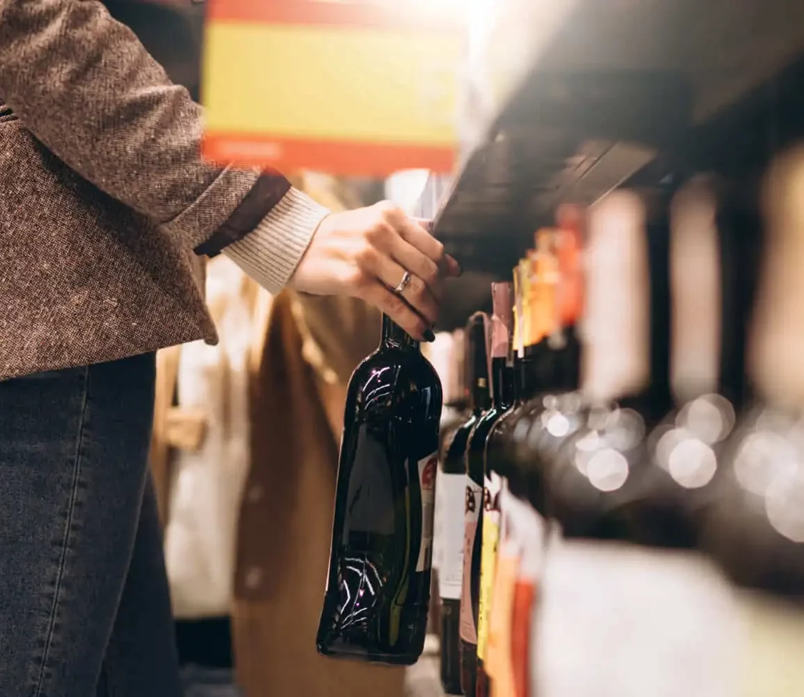Há supermercados com seções especializadas em queijos, vinhos e carnes