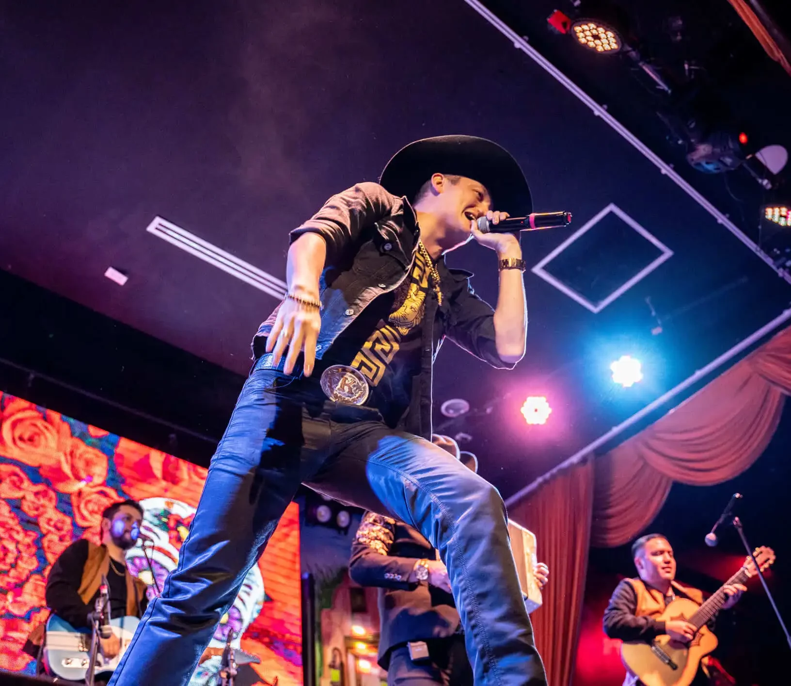 Há barzinhos em Osasco com música sertaneja para quem curte dançar a noite toda