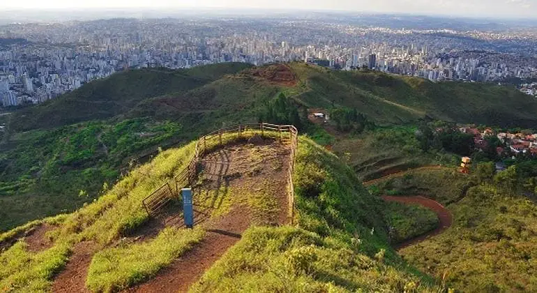 Imagem de um mirante na Serra do Curral com vista para Belo Horizonte