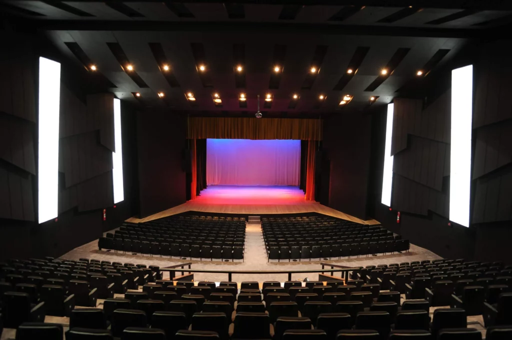 Imagem da parte interna do Teatro Sesiminas, em teatro em Belo Horizonte. Crédito de imagem: Sesiminas