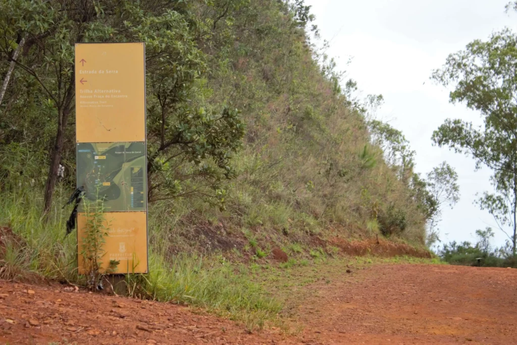 Imagem de uma trilha no Parque da Serra do Curral para ilustrar matéria sobre parque ecológico em BH