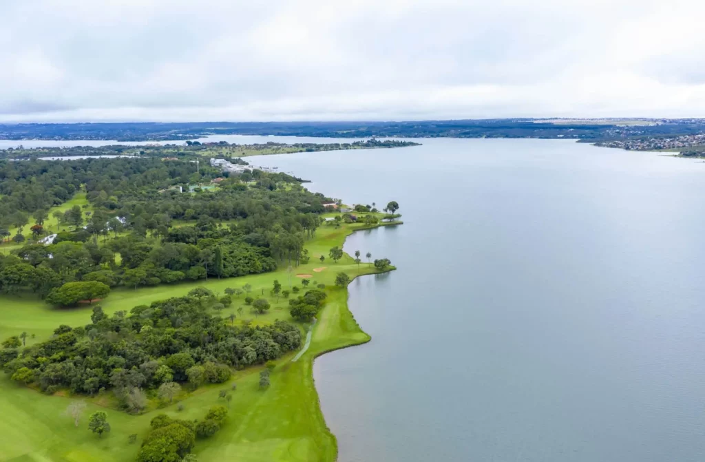 Imagem de vegetação rodeando o Lago Paranoá, em Brasília, para ilustrar matéria sobre as casas no Lago Sul.