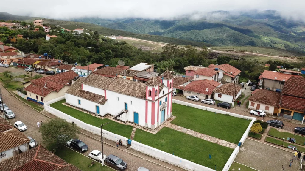 Imagem aérea da Igreja de Lavras mostra outras casas ao redor do local histórico para ilustrar matéria sobre as cidades mais baratas para morar em Minas Gerais
