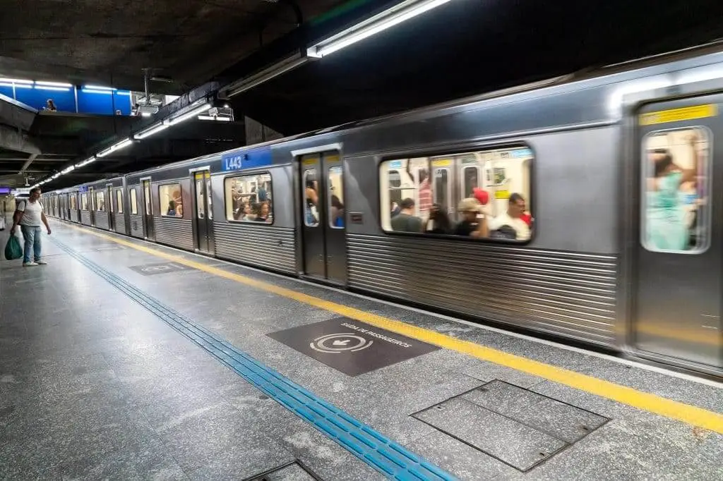 Imagem de um trem parado na estação Praça da Árvore, da Linha Azul do metrô de SP, com passageiros dentro, para ilustrar matéria sobre o mapa da Praça da Árvore.