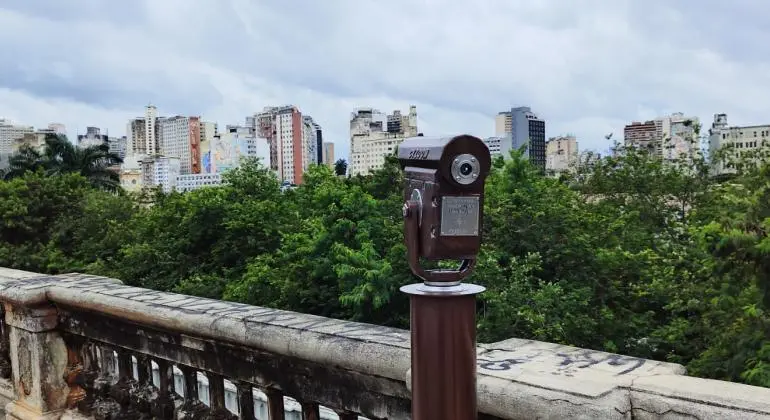 Imagem de uma luneta pública na Rua Sapucaí com vista para os prédios ao fundo para ilustrar matéria sobre a Rua Sapucaí, em Belo Horizonte