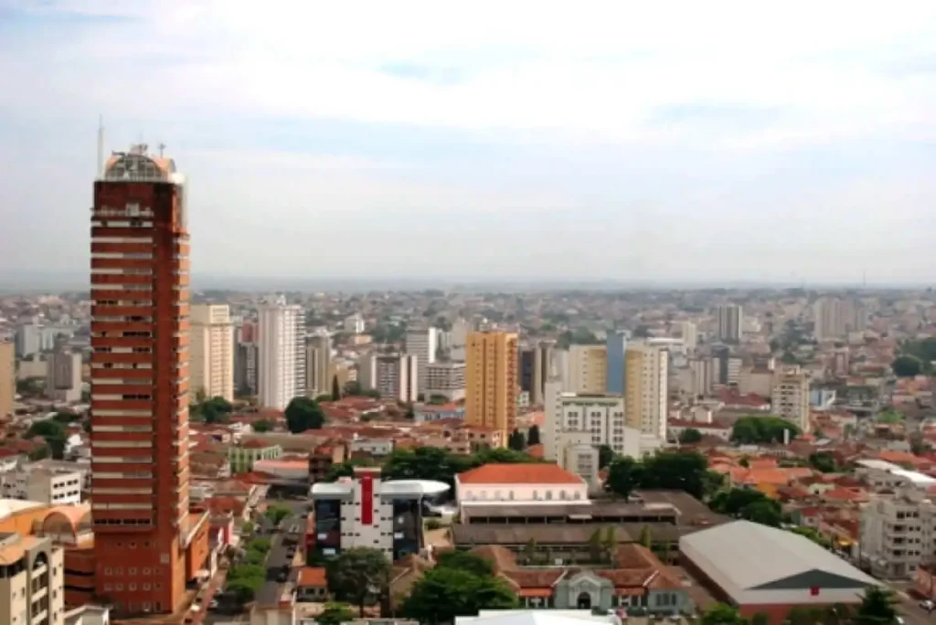 Imagem da vista aérea da Uberaba, em Minas Gerais, mostra prédios e avenidas da cidade em um dia de céu azul