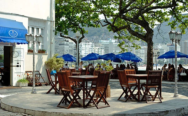 Imagem de mesas na área externa da Confeitaria Colombo, unidade Café do Forte, Rio de Janeiro| | Imagem: Confeitaria Colombo