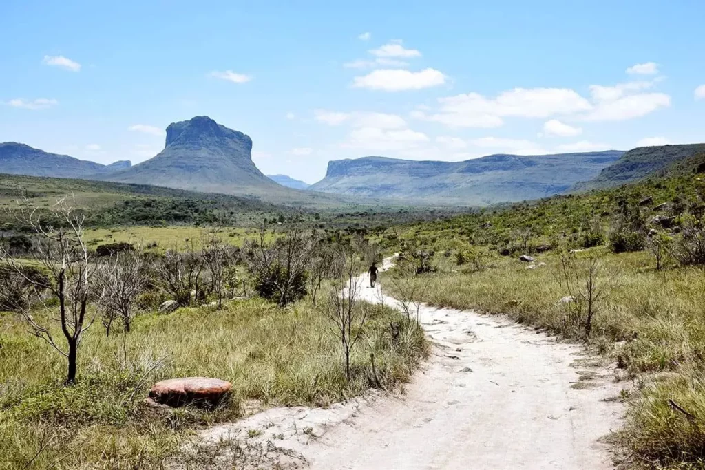 Imagem de trilha no Parque Nacional da Chapada Diamantina