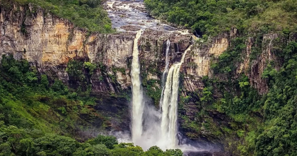 Imagem de cachoeira no Parque Nacional da Chapada dos Veadeiros