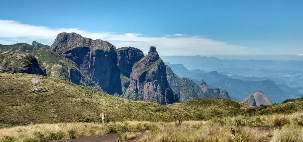 Imagem de vegetação e montanhas no Parque Nacional da Serra dos Órgãos