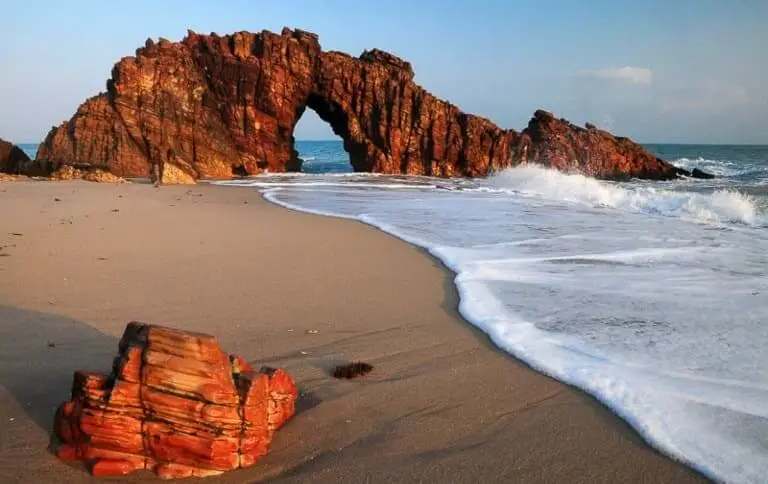 Imagem da Pedra Furada, no Parque Nacional de Jericoacoara, no estado do Ceará