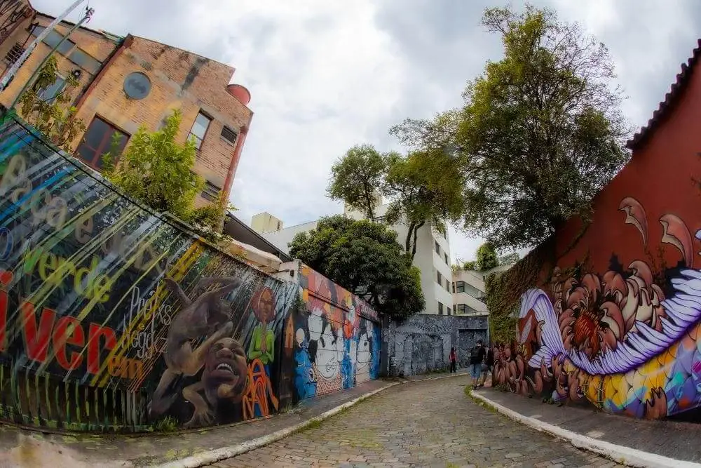 Imagem do Beco do Batman, em São Paulo, mostra as famosas vielas de paralelepípedos com paredes cobertas de grafites