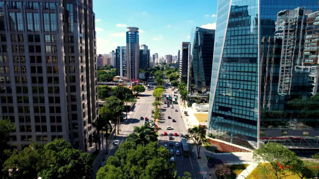 Imagem de prédios na Avenida Faria Lima, em São Paulo, em um dia de céu azul