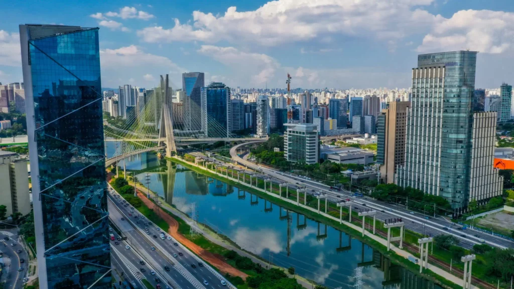 Imagem de rio, prédios e ponte estaiada em Pinheiros, São Paulo