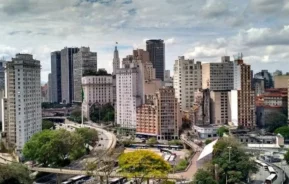 Imagem da vista da cidade de São Paulo mostra vegetação, avenidas e prédios para ilustrar matéria sobre as principais ruas de SP