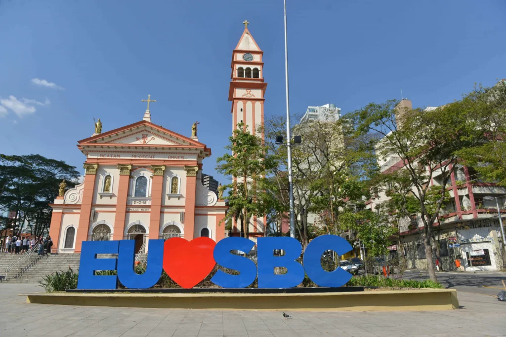Imagem da estrutura externa da Igreja Matriz de São Bernardo do Campo, no Grande ABC